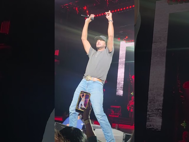 Luke Bryan, Alpine Valley, East Troy, WI. 9/26/26 Two last songs.