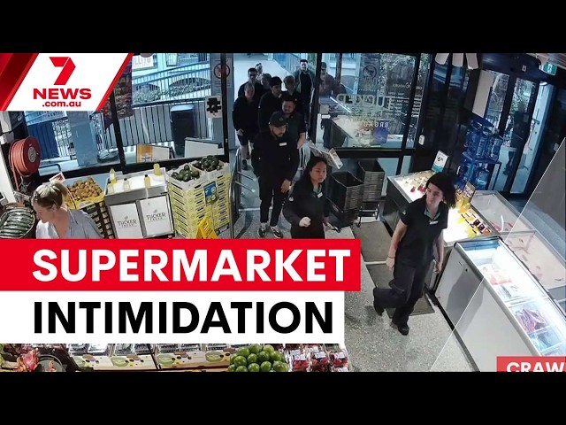 Woolworths workers swarm independent IGA store | 7NEWS