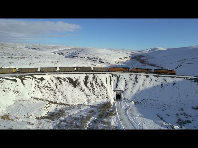 BNSF empty coal train heads eastward up Trinidad Hill, Washington State USA