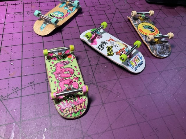 Live 🔴 skateboard tricks, but tiny… (tech deck) fingerboard audience, chat and chill stream