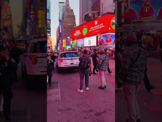NYPD Huddle in Times Square Ends in Nothing | False Alarm Moment 🚔🗽 Watching an intense NYPD squad