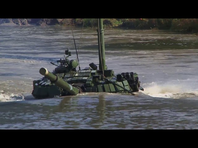 Экипажи Т-72 учатся водить танки под водой на Южном Урале