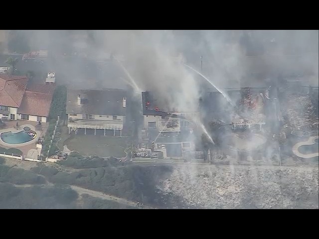 Fast-spreading brush fire in Orange County, CA burns multiple homes