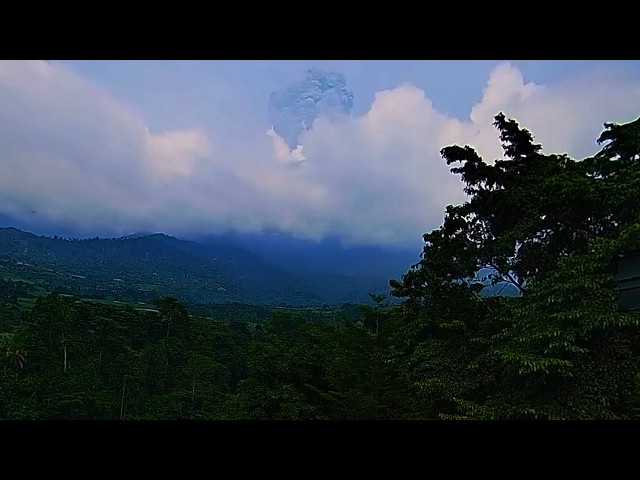 VR Video: Loud Bang as Kanlaon Volcano Erupts, Ash Plume Rises 5–6 km | Oct 10, 2026