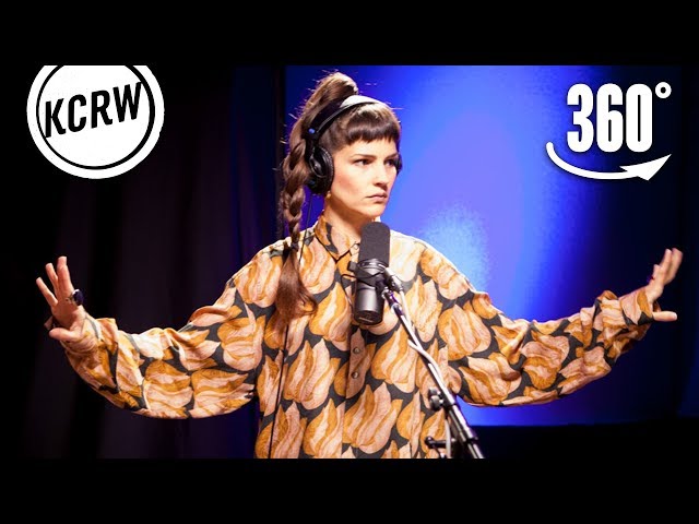 Buscabulla Performing "Frío" in KCRW 360