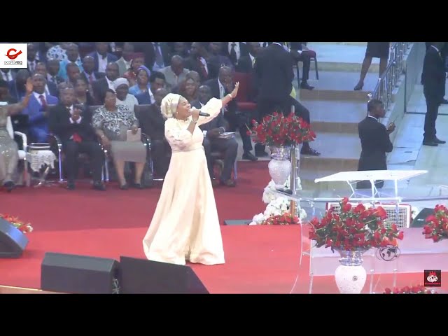 Tope Alabi wows Shiloh 2020 worshippers during a praise session.