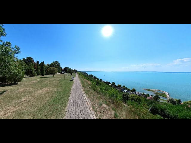 A balatonvilágosi magaspart 360 fokos videón. A balatoni bringakör egyik legszebb része.