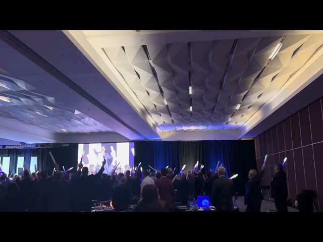 When 400 People Sing Acapella with Glow Sticks