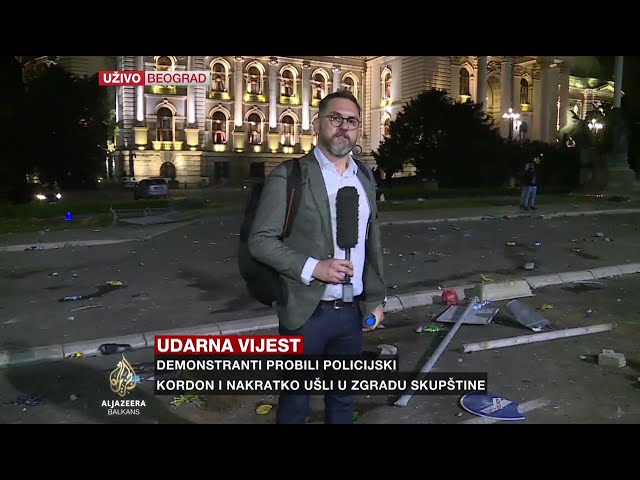 Policija šok-bombama, suzavcima i konjicom razbila demonstracije ispred Skupštine